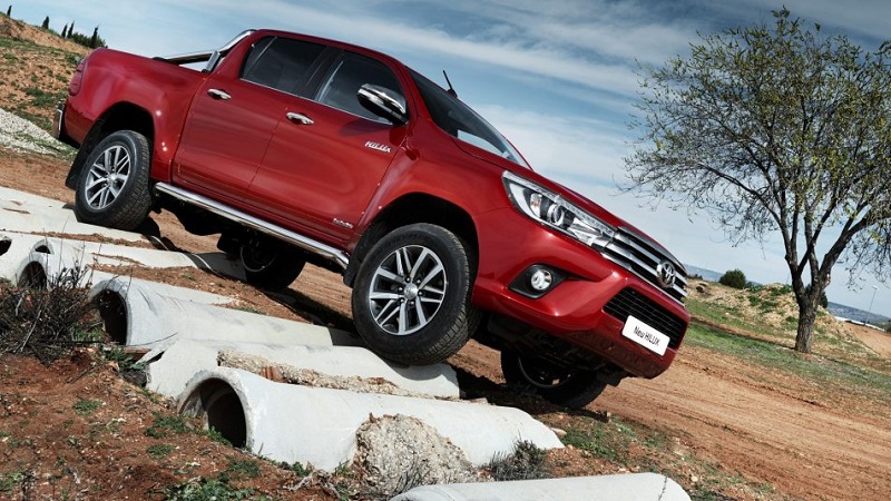 2019 toyota hilux review
