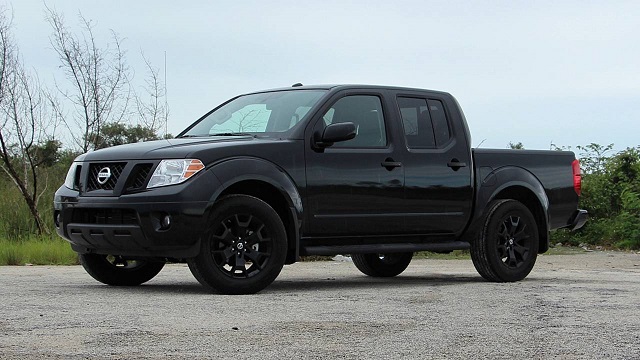 2019 Nissan Frontier Midnight Edition Crew Cab side view