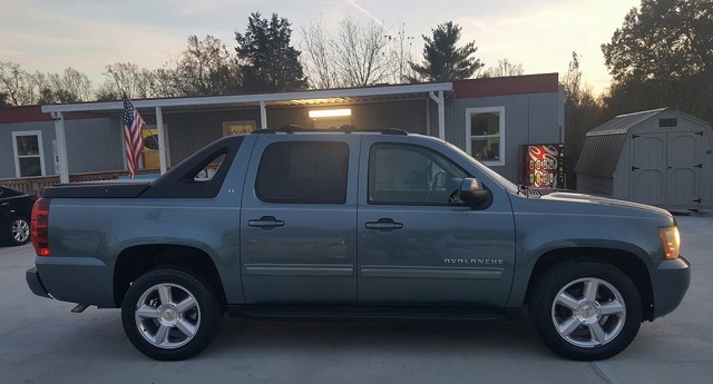 2020 Chevy Avalanche side view